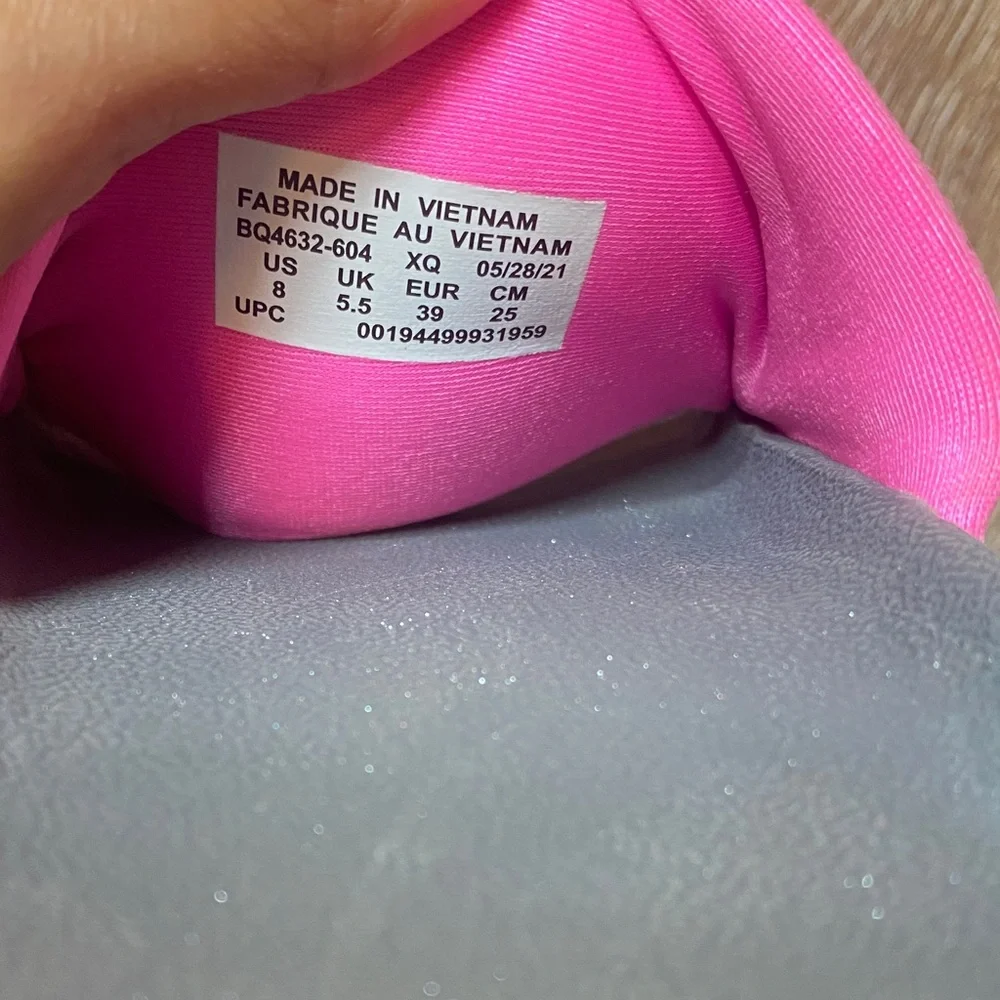 Nike Pink and Black Women's Sandals - Picture 7 of 7